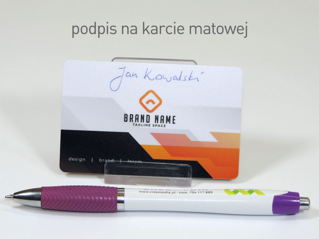 Wizytówki plastikowe z polem do podpisu na karcie matowej