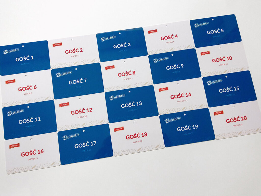 Identyfikatory plastikowe personalizowane dla gości
